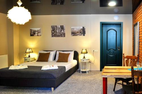 第比利斯克劳德莫奈艺术酒店 的一间卧室配有一张床和一个蓝色的门