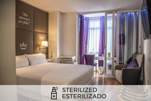 马德里艾拉森酒店的配有一张床和一把椅子的酒店客房