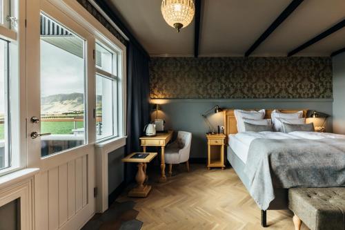 霍尔斯沃德吕尔Skálakot Manor Hotel的一间卧室设有一张床和一个窗口