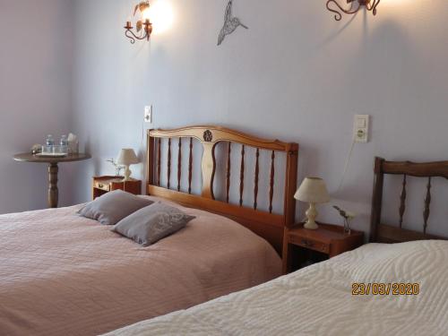 CumiÃ¨resChambre d'hôtes Champagne Laval Louïs的一间卧室设有两张床和两张带台灯的桌子。