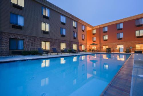Shenandoah Junction查尔斯镇智选假日酒店的大楼前的游泳池