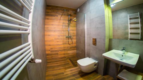 韦巴Plaża Resort的一间带水槽、卫生间和淋浴的浴室