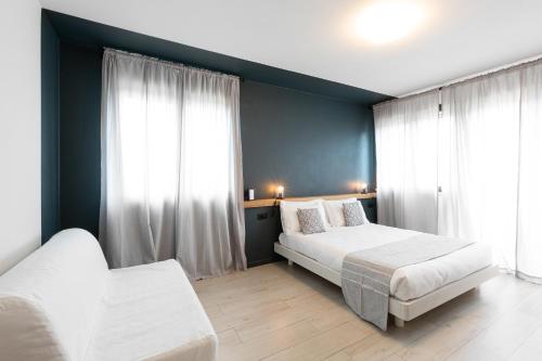 佛罗伦萨Attico43 B&B的一间卧室设有两张床和两个窗户。