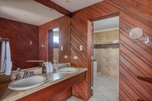 基多Selina Quito的一间带两个水槽和木墙的浴室