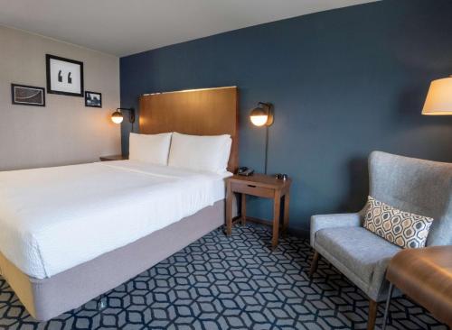 尼亚加拉大瀑布福朋喜来登酒店客房内的一张或多张床位