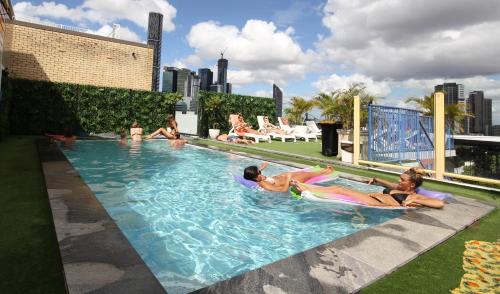 布里斯班HQ城市背包客旅馆的一群人躺在游泳池里