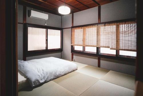 Modern Machiya MIBU客房内的一张或多张床位