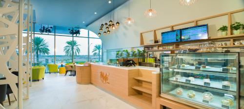 马斯喀特Swiss-Belinn Airport Muscat Oman的一间在房间内有展品的餐厅