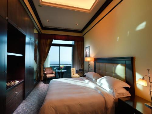 贝鲁特洛塔纳若诗阿家酒店的一间卧室设有一张大床和大窗户