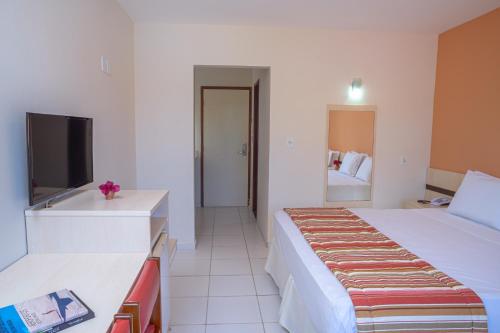 塞古罗港波托贝洛公园酒店 的酒店客房,配有床和电视