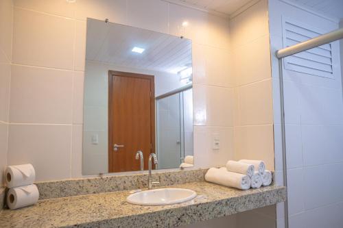 塞古罗港波托贝洛公园酒店 的一间带水槽和镜子的浴室