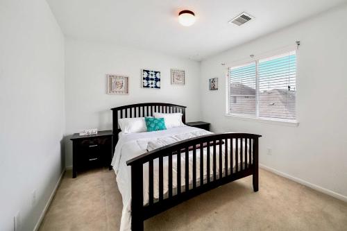 休斯顿Spacious Stay at a Houston Getaway with Fireplace!的一间卧室配有一张黑色婴儿床和一扇窗户。