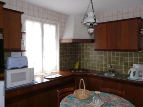 普尔德勒济克普尔德勒齐克拉伦度假屋的厨房配有桌子、微波炉和窗户。