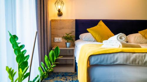韦巴Plaża Resort的一间卧室配有一张黄色和白色床单