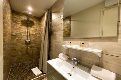 阿维尼翁马南酒店的一间带水槽和淋浴的浴室