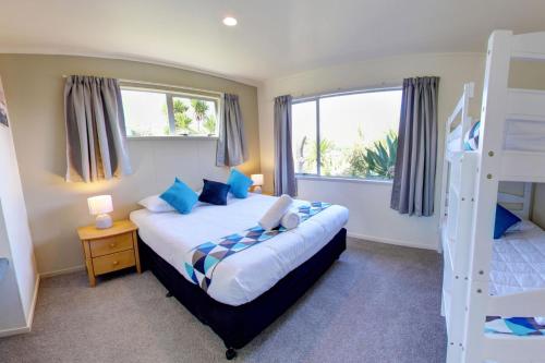 拉塞尔Russell Top 10 Holiday Villas的一间卧室配有一张床和一张双层床。