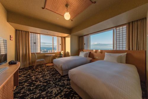 大分大分JR九州布鲁斯姆酒店的酒店客房带两张床和两个窗户