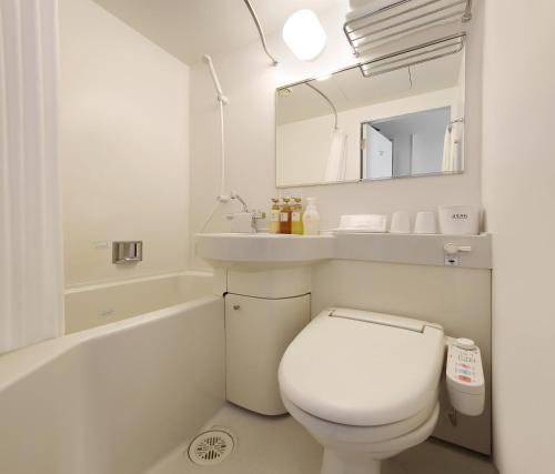 东京Keio Presso Inn Tokyo Kudanshita的白色的浴室设有卫生间和水槽。