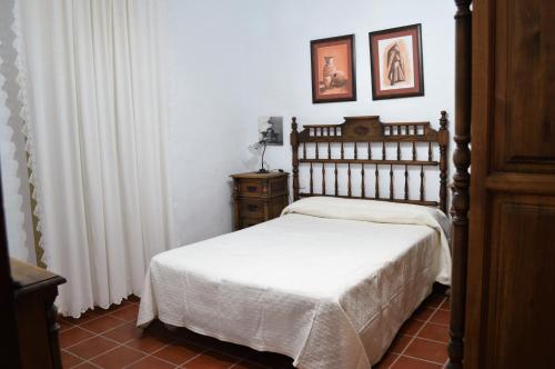 扎哈拉Casa de Belén的一间卧室配有白色床单