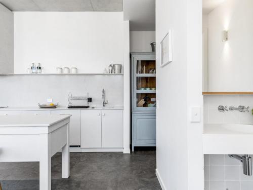 拜伦湾Audrey的白色的厨房配有白色橱柜和水槽