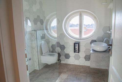 武科瓦尔Domestic House Lola的一间带卫生间、水槽和窗户的浴室