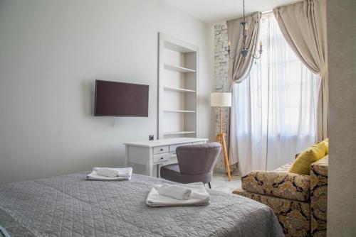 武科瓦尔Domestic House Lola的一间卧室配有一张床、一张书桌和一台电视