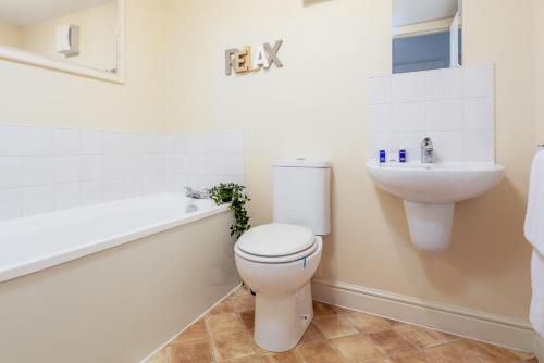 艾尔Granary Suite No22 - Donnini Apartments的白色的浴室设有卫生间和水槽。
