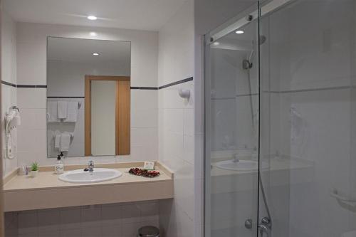 厄尔普伊格VALHOTEL Residencia Tiempo Libre El Puig的一间带两个水槽和玻璃淋浴间的浴室