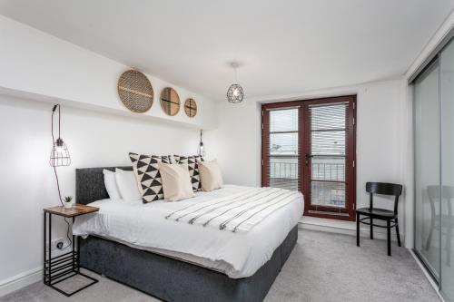 艾尔Granary Suite No22 - Donnini Apartments的一间卧室设有一张大床和一个窗户。