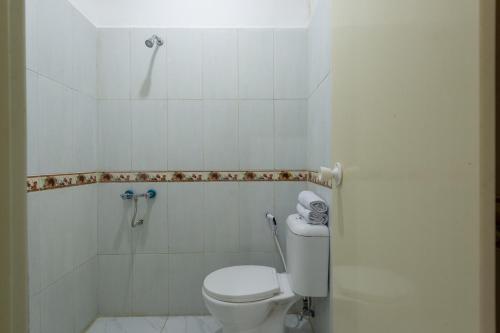 庞越OYO 1966 Bromo Hill的白色的浴室设有卫生间和淋浴。
