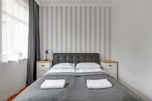 索波特Willa Morska Superior by Grand Apartments的一间卧室配有一张带两个白色枕头的大床