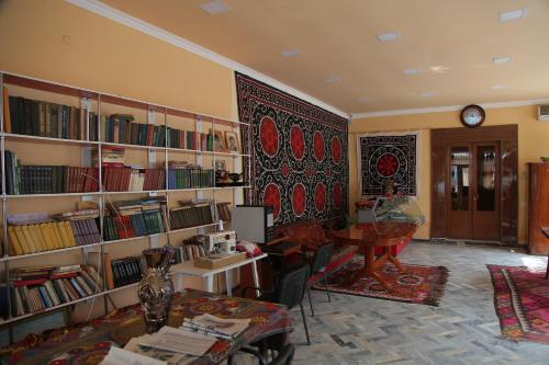 撒马尔罕Hostel Gulsara的一间设有书架和桌子的图书馆的房间