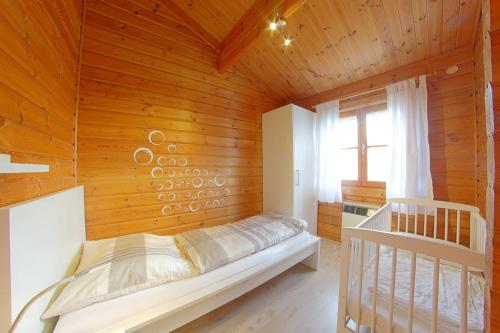 多鲁姆纽菲尔德Ferienhaus Nordsee的卧室配有木墙内的一张床