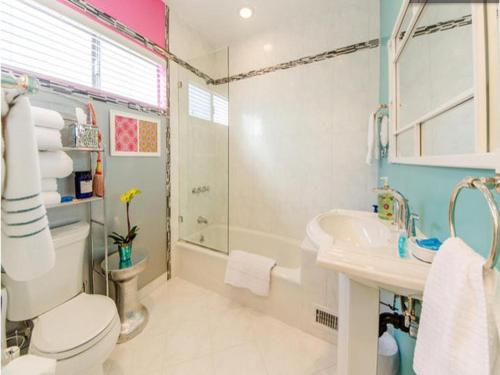 洛杉矶Venice Beach Apartments Monthly rents的浴室配有卫生间、盥洗盆和淋浴。