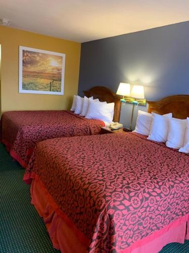 琼斯伯勒琼斯伯勒戴斯酒店 的酒店客房设有两张床和两盏灯。