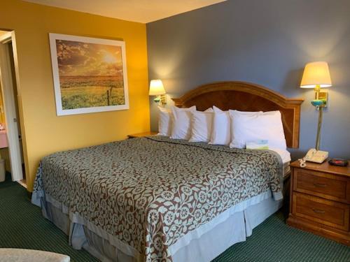 琼斯伯勒琼斯伯勒戴斯酒店 的酒店客房配有一张带白色枕头的大床