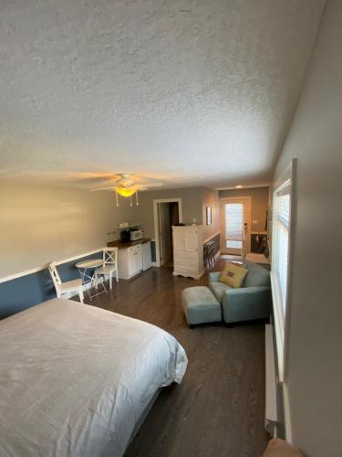 布伦特伍德湾Guest suites on Benvenuto的一间卧室配有一张床、一张沙发和一张书桌