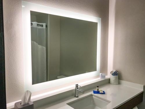 拉伯克Holiday Inn Express & Suites Lubbock West, an IHG Hotel的浴室水槽和上面的大镜子