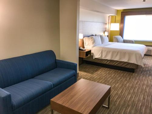 拉伯克Holiday Inn Express & Suites Lubbock West, an IHG Hotel的酒店客房,配有床和沙发