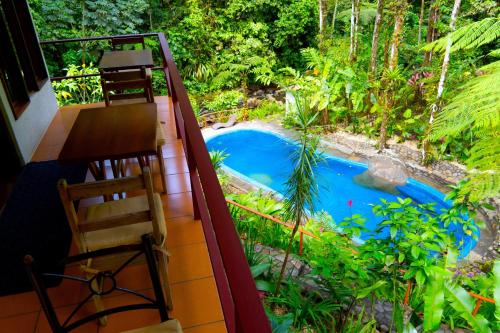 纽沃阿雷纳尔阿瓜酒店的从带游泳池的房屋阳台欣赏风景