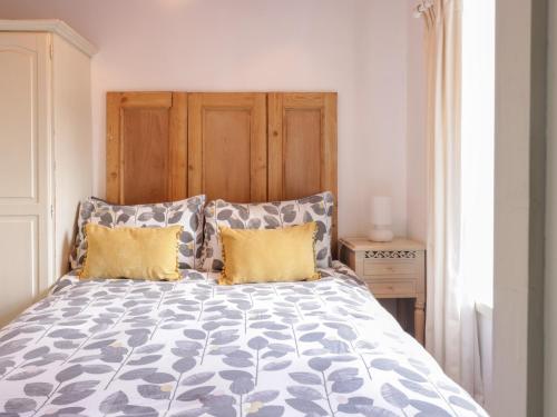 WistonSweetpea Cottage的一间卧室配有一张带枕头的大床