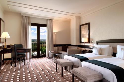 托莱多欧洲之星布埃纳维斯塔宫酒店的酒店客房设有两张床和一个阳台。