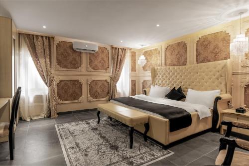 拉各斯Villa Monument Hotel的一间卧室配有一张特大号床。