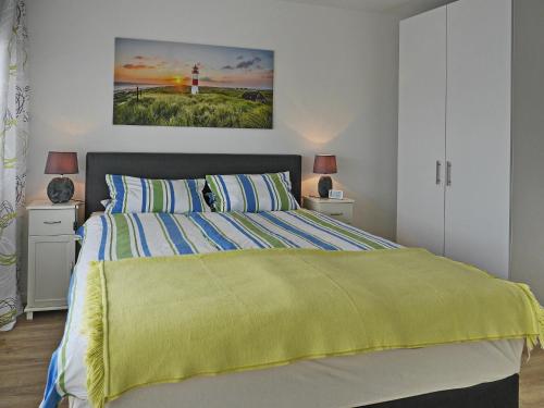 韦斯特兰Techt bi Strön的一间卧室配有一张黄色毯子床
