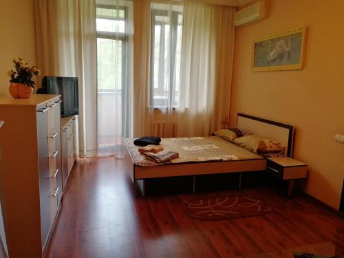 Apartment Lux nearby Ukraina Moll客房内的一张或多张床位