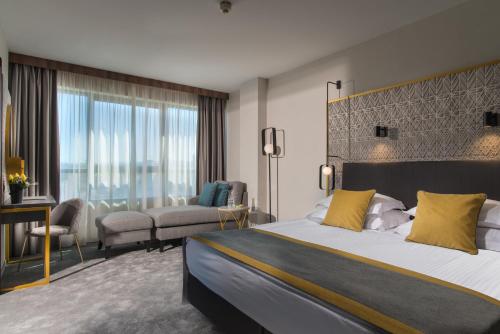 索非亚索非亚罗斯林中央公园酒店的酒店客房设有一张大床和一张书桌。
