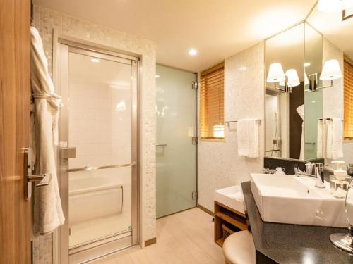 鹿儿岛鹿儿岛索拉瑞亚西铁酒店的一间带水槽、淋浴和卫生间的浴室