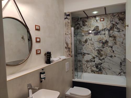 那不勒斯伊尔康文特酒店的带淋浴、卫生间和盥洗盆的浴室