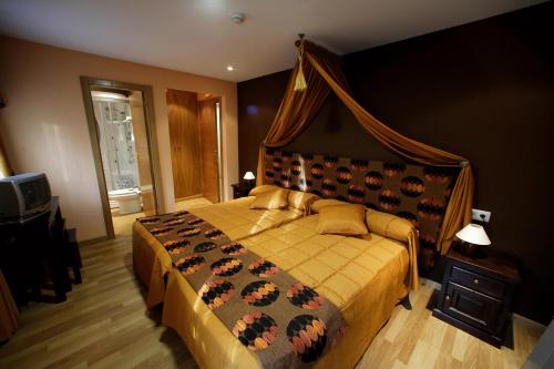 埃尔蓬特因苏拉皇家旅馆的一间卧室配有一张带天蓬的大床