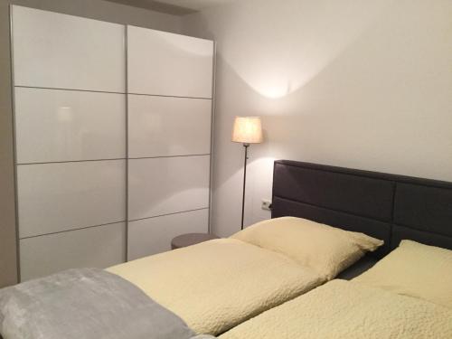 施韦比施哈尔Appartement 29/1的一间卧室配有两张床和一盏灯